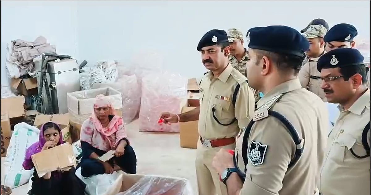 CSP holding the fake caps. 